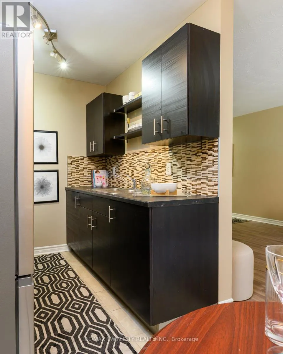 102 - 200 CHARLTON AVENUE E