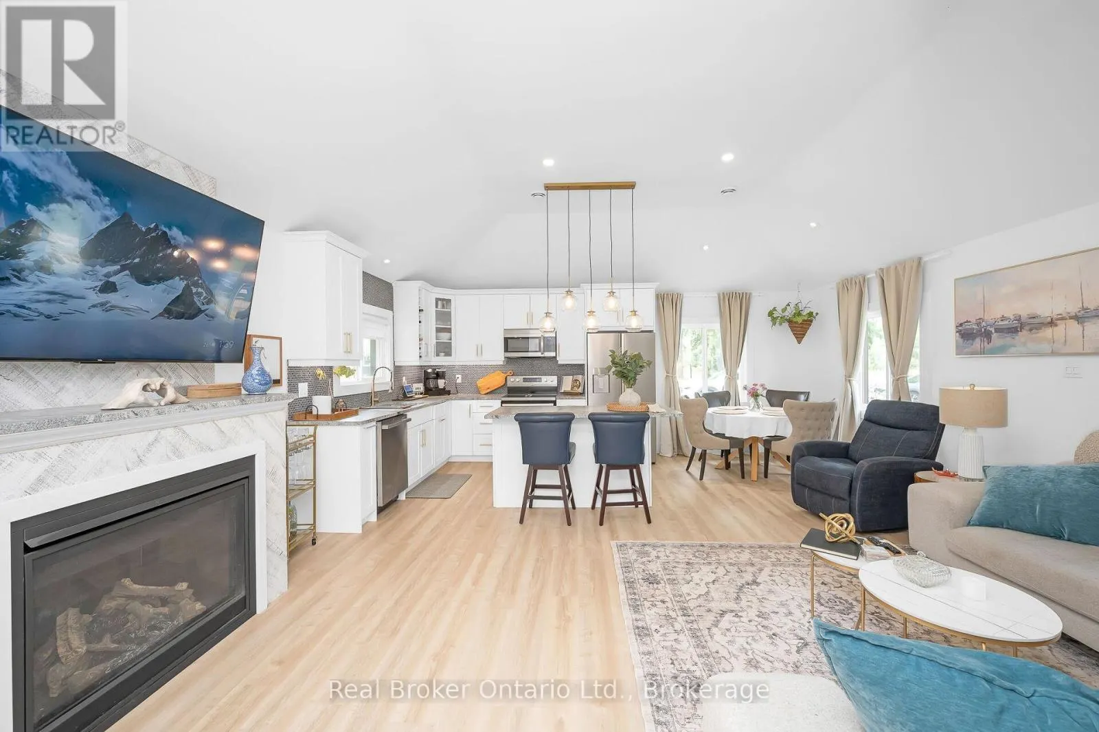 2525 VIMY ROAD