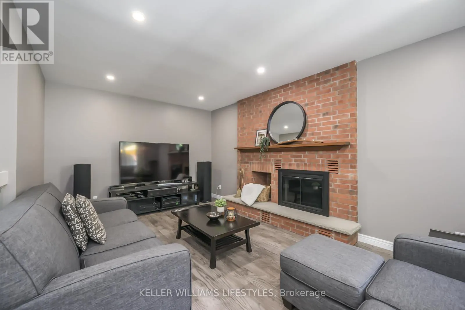 18 THUNDERBIRD CRESCENT