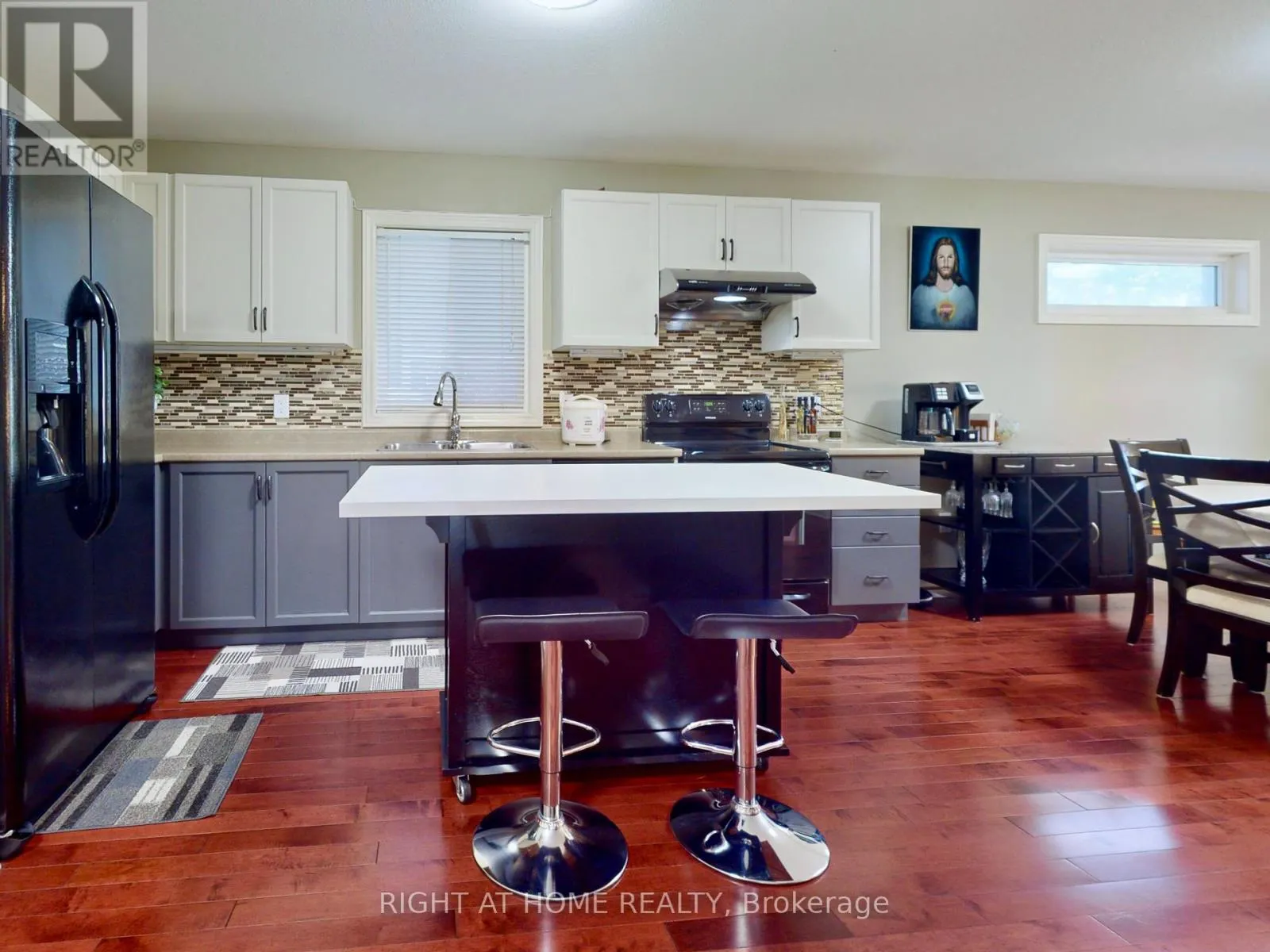 8583 JENNIFER CRESCENT