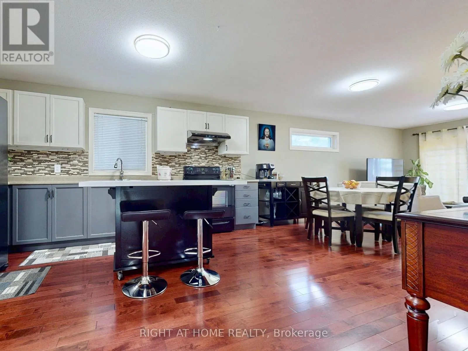 8583 JENNIFER CRESCENT