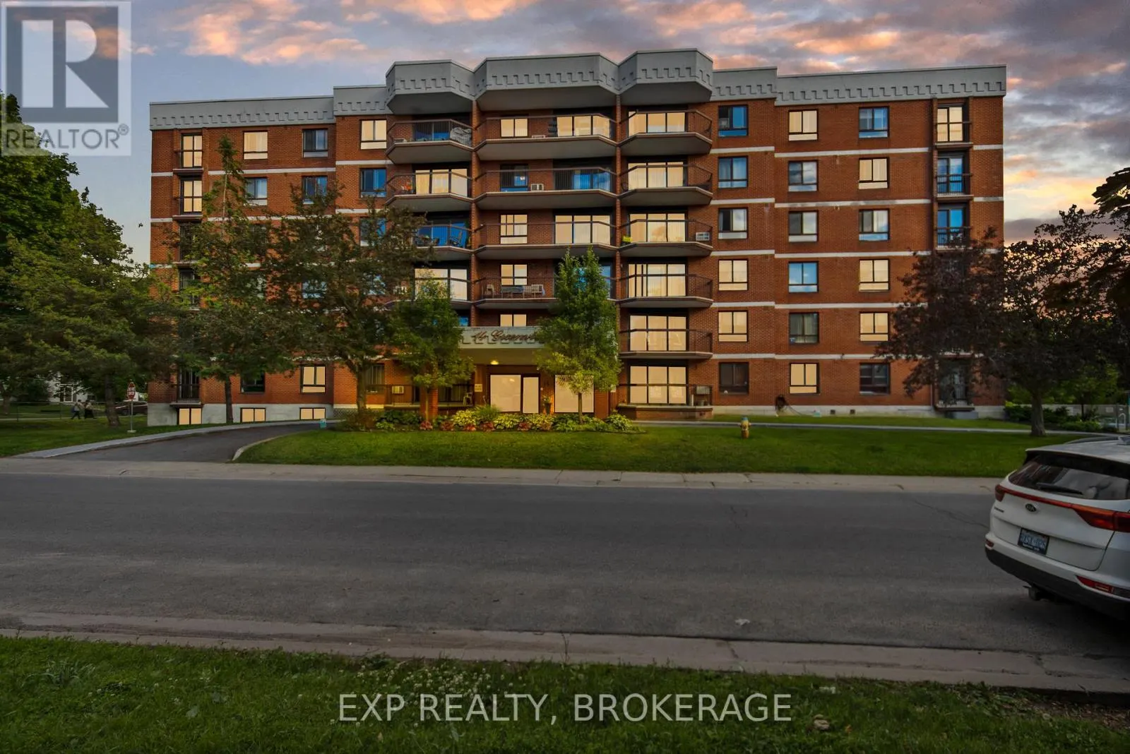 607 - 14 GREENVIEW DRIVE, #607