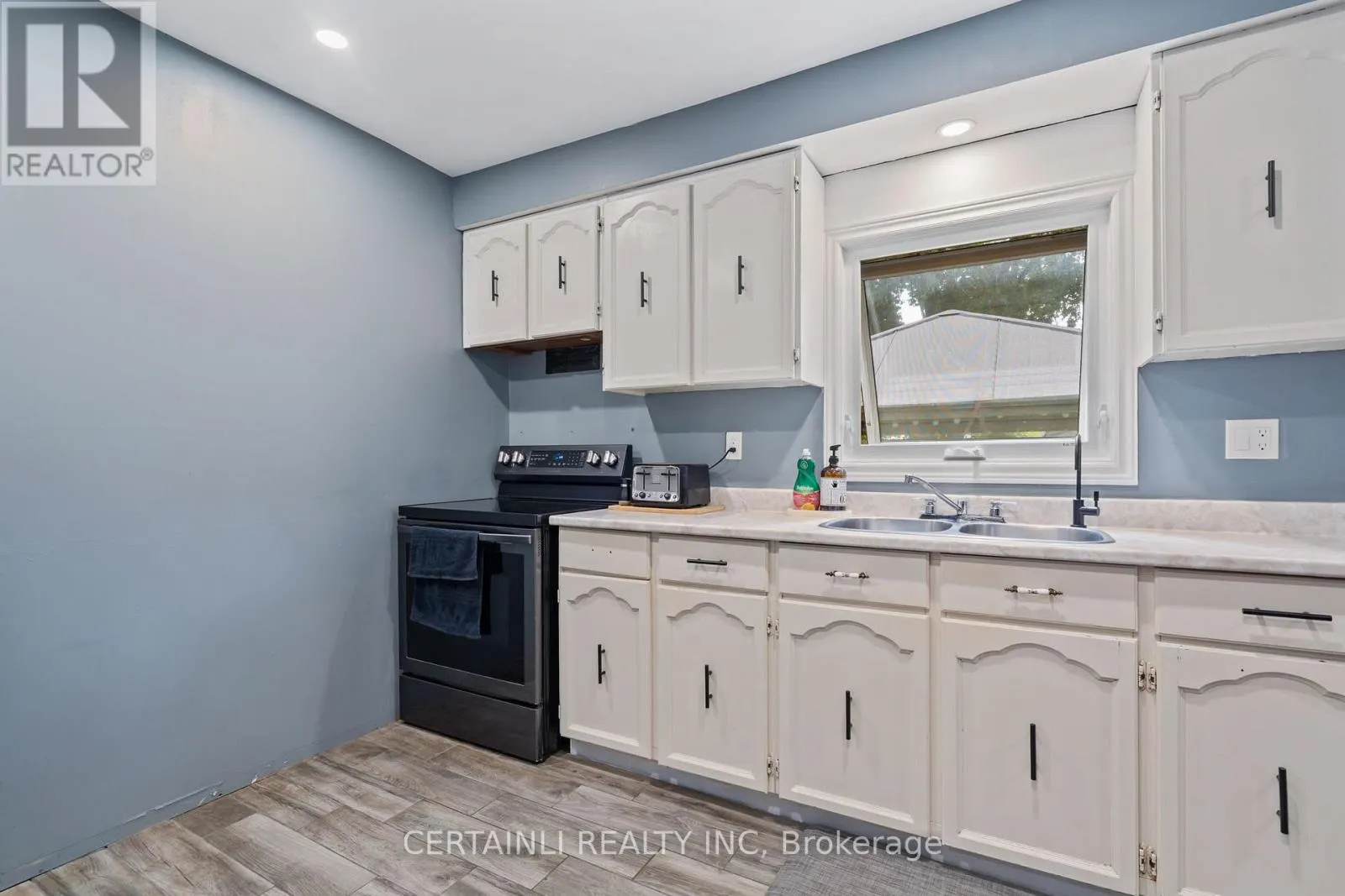 35 ROSAMOND CRESCENT
