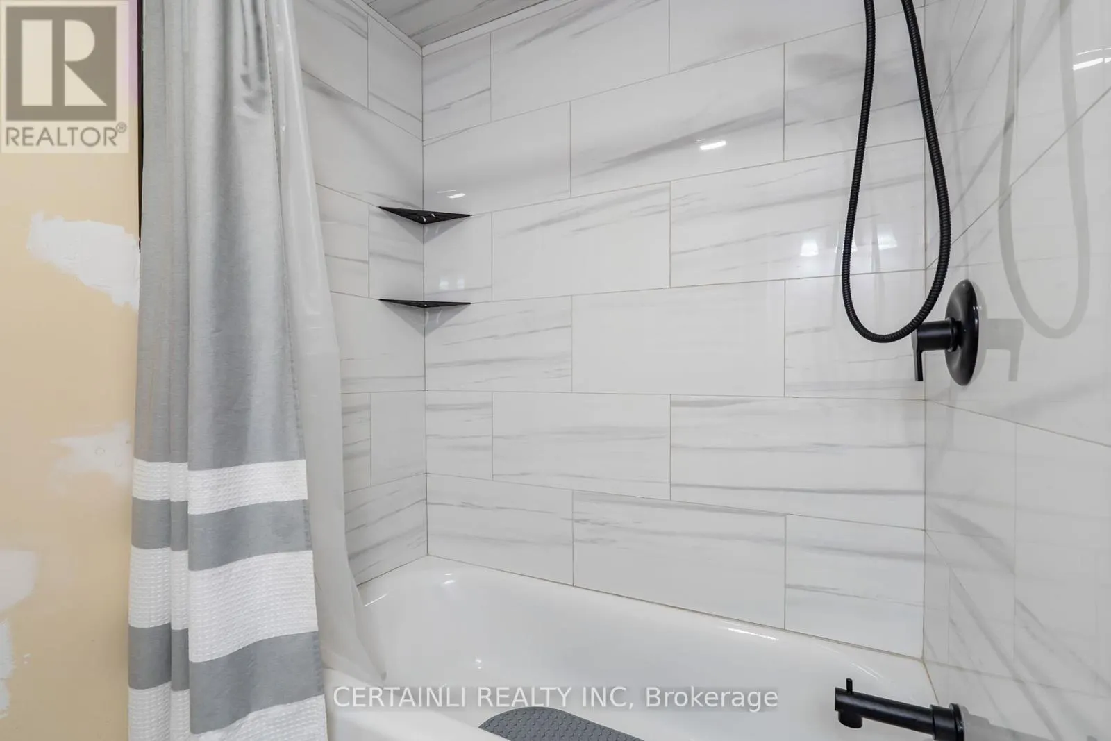 35 ROSAMOND CRESCENT