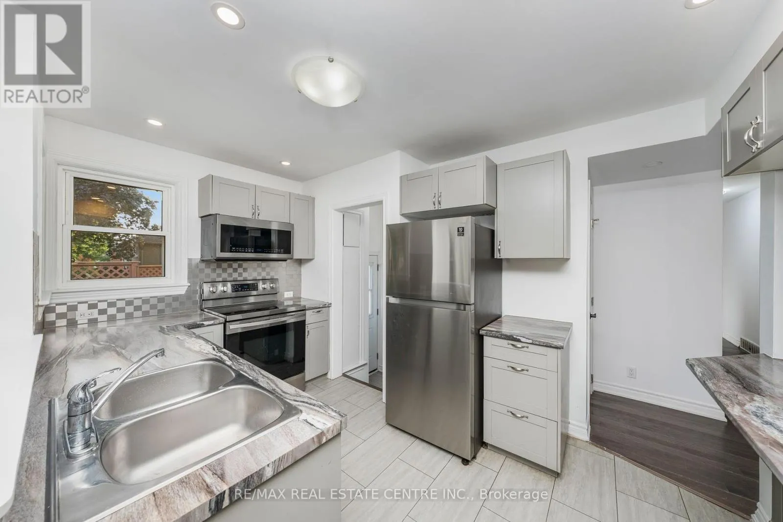 601 HOLLYWOOD PLACE
