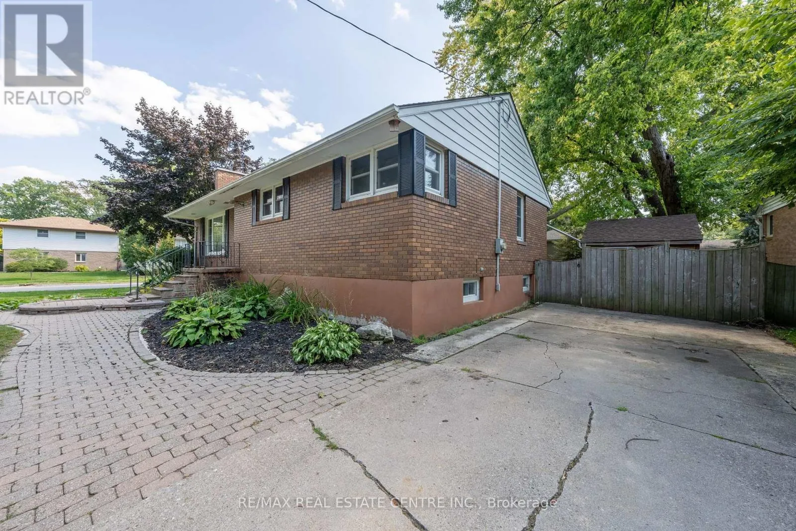 601 HOLLYWOOD PLACE