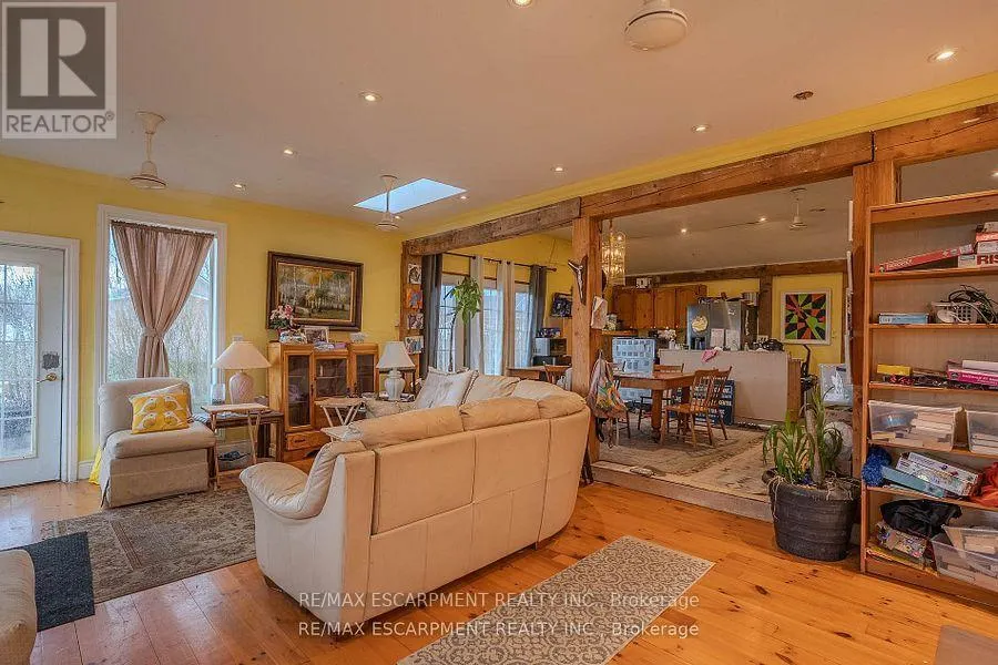 1093 SUNSET DRIVE