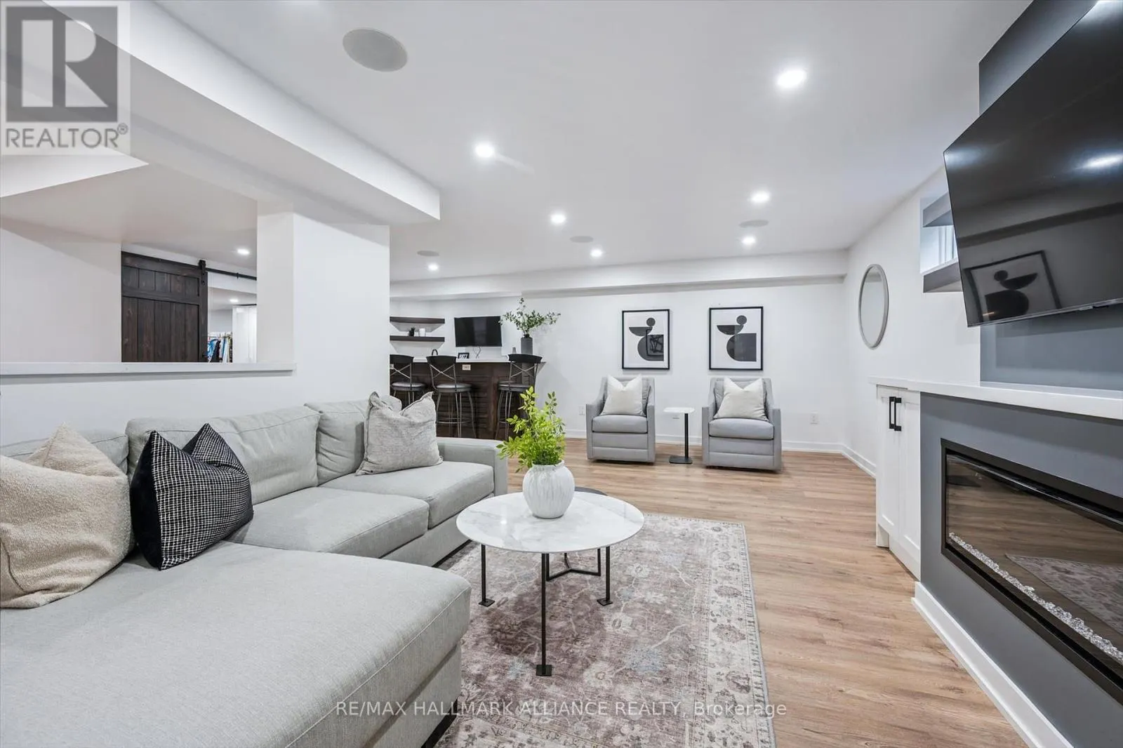 6 COACHMAN CRESCENT