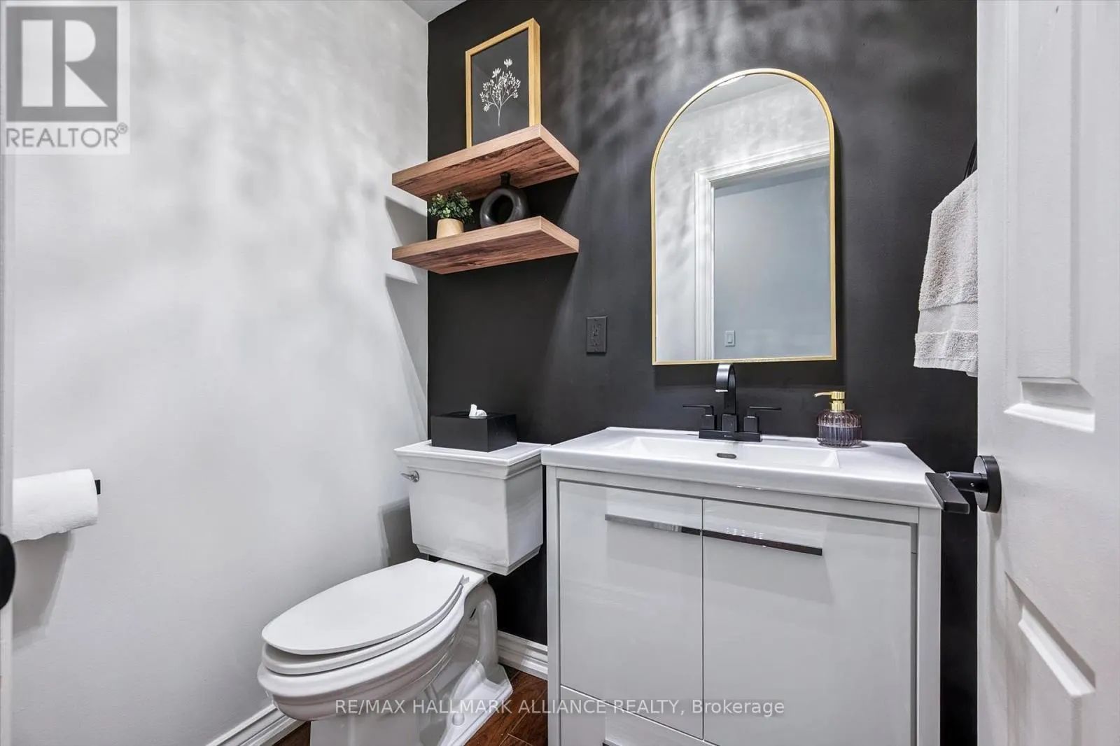 6 COACHMAN CRESCENT