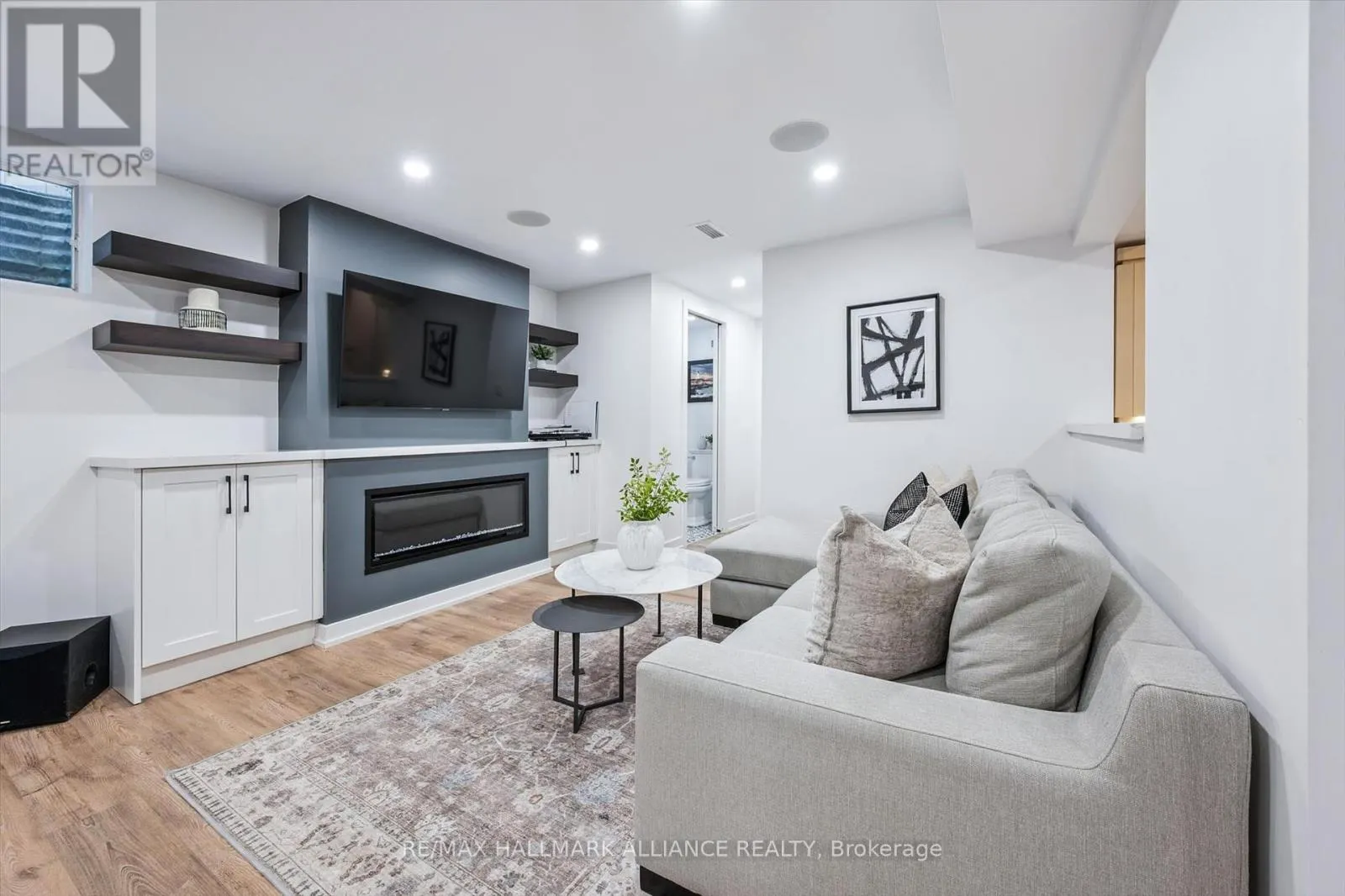 6 COACHMAN CRESCENT