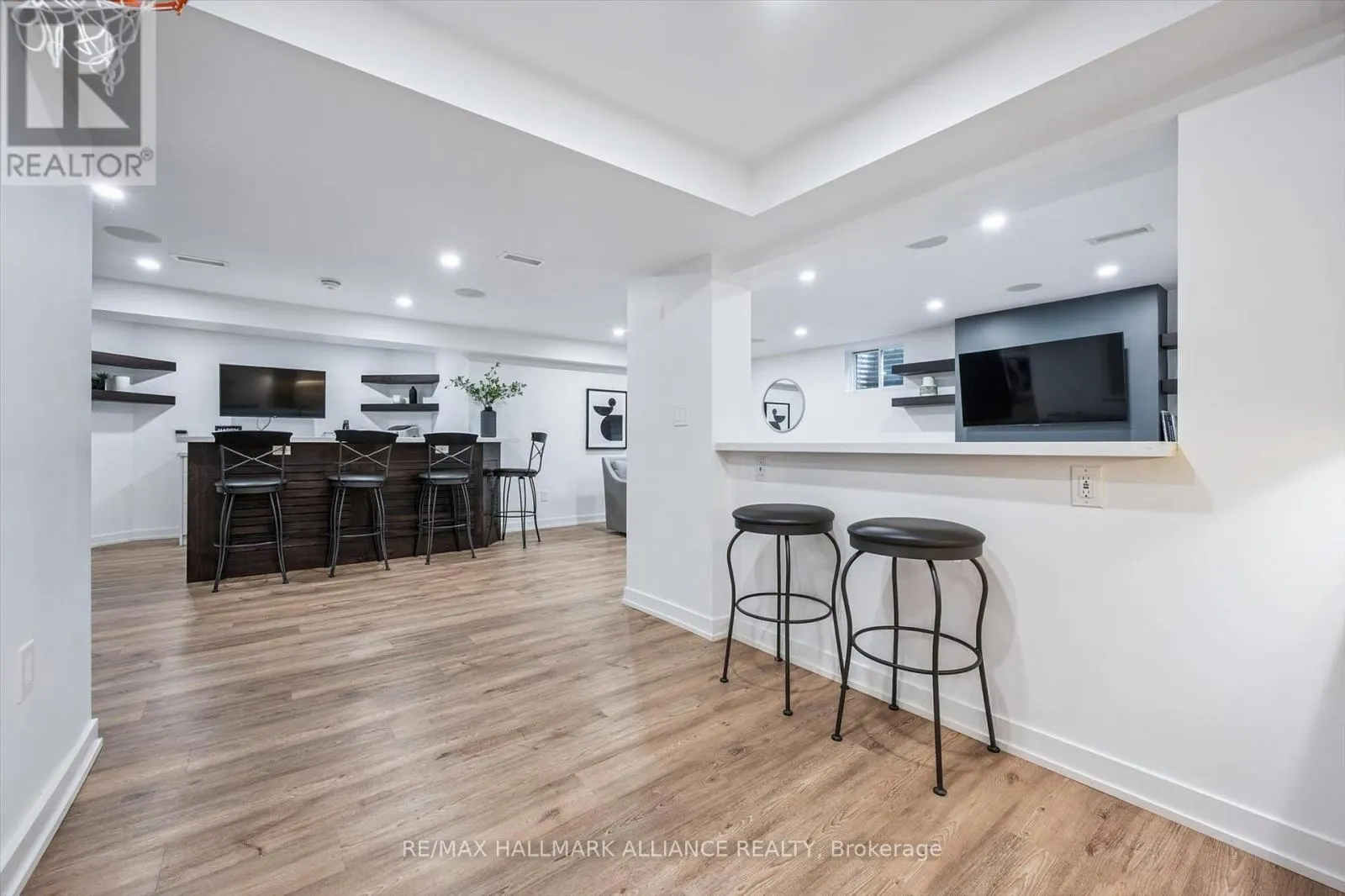 6 COACHMAN CRESCENT