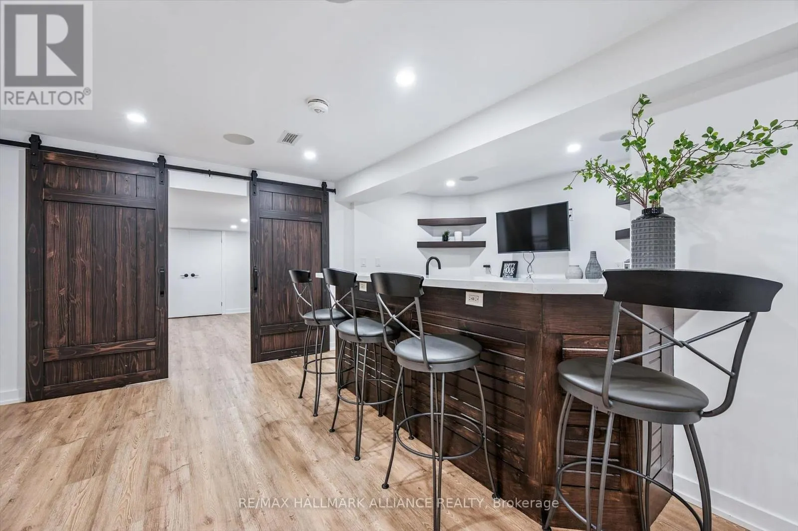 6 COACHMAN CRESCENT
