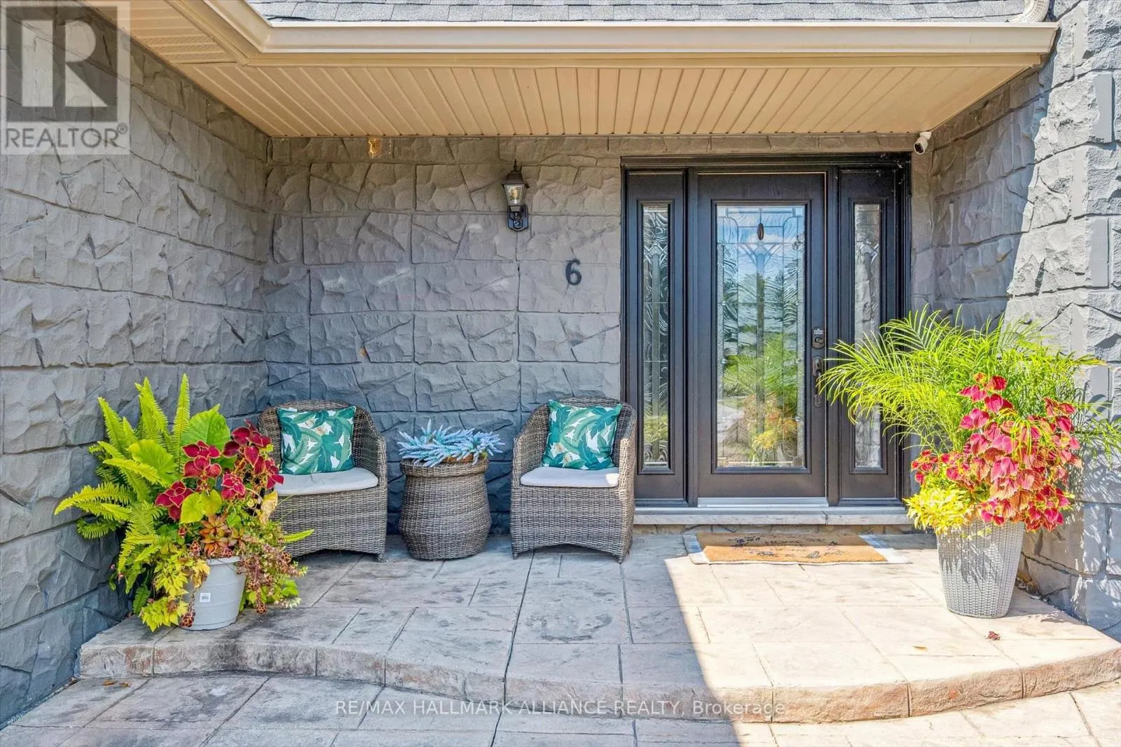 6 COACHMAN CRESCENT