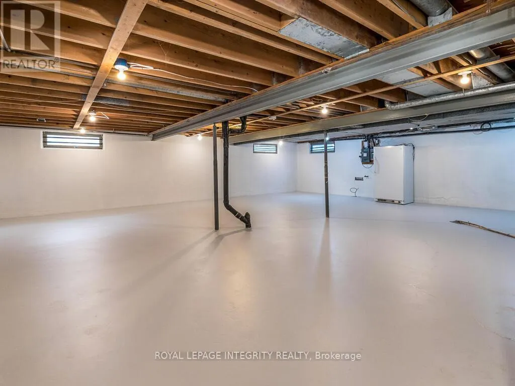 2150 DUTTON CRESCENT