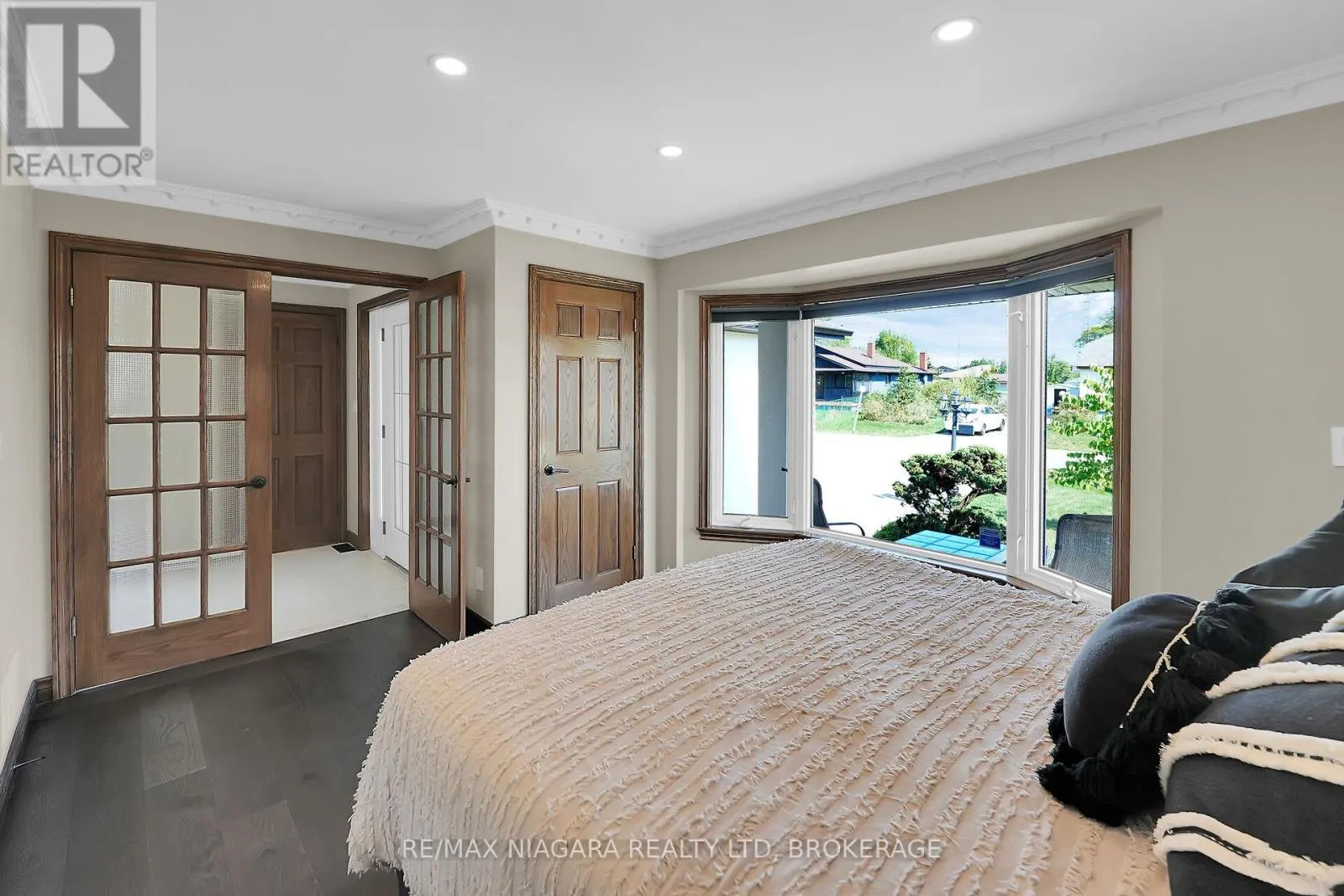 5 LUCERNE PLACE