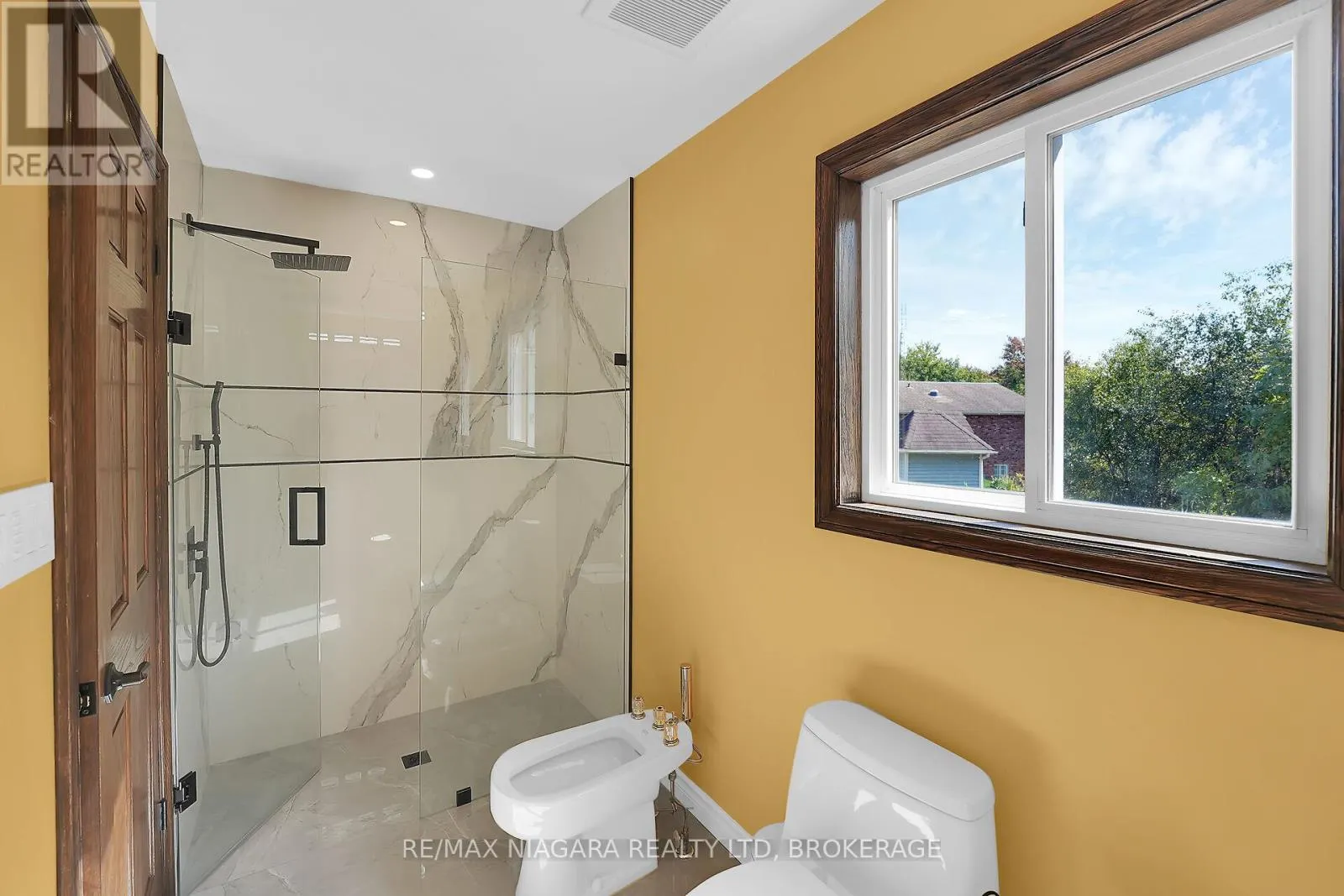 5 LUCERNE PLACE