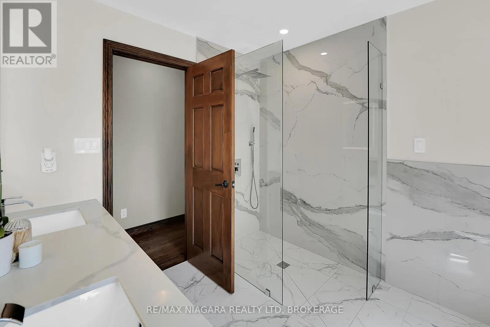 5 LUCERNE PLACE