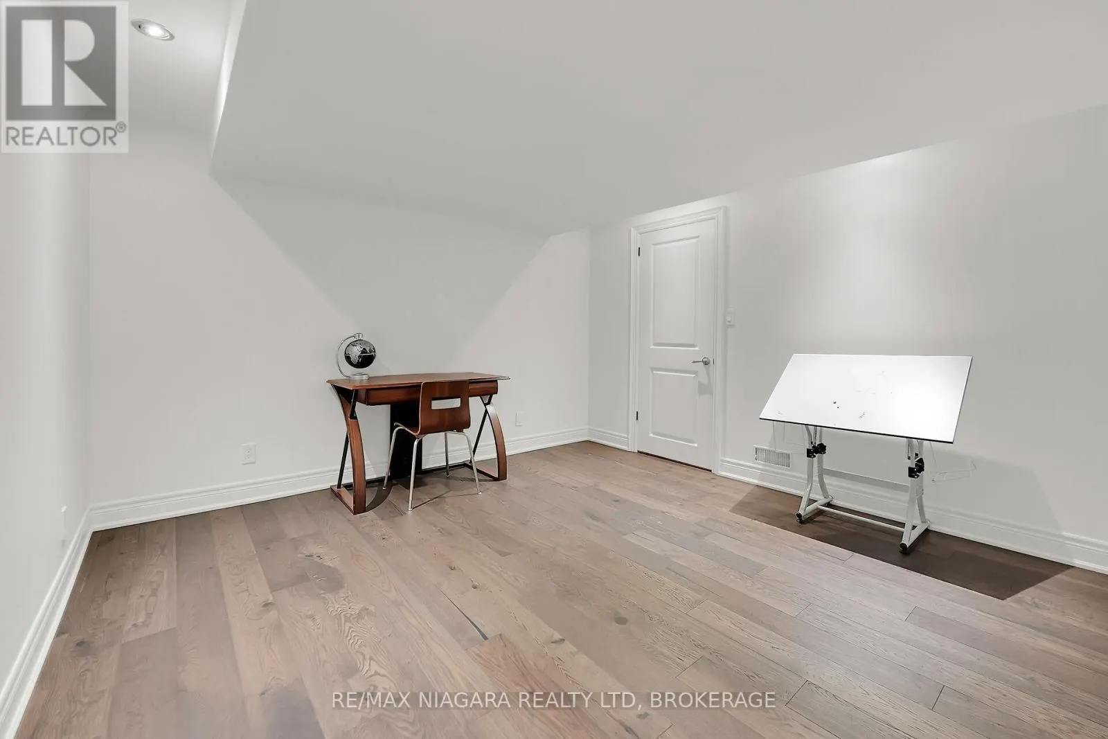 5 LUCERNE PLACE