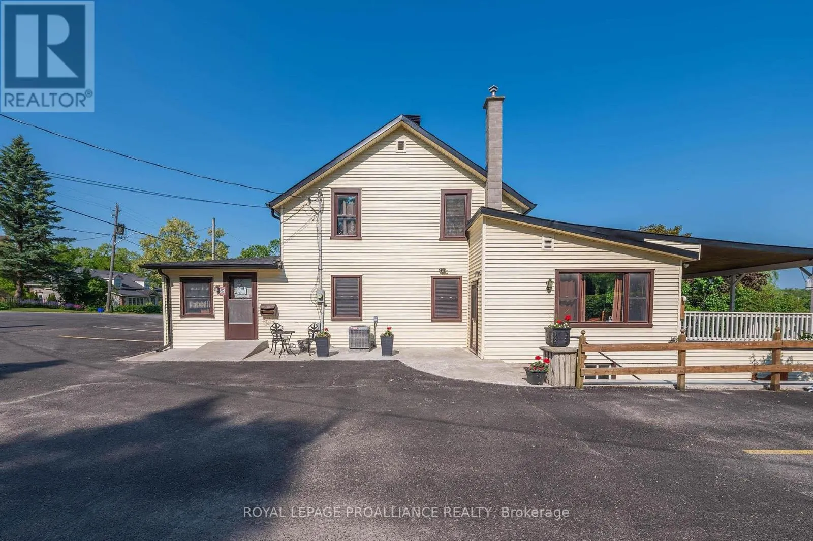 118 FRONT STREET W