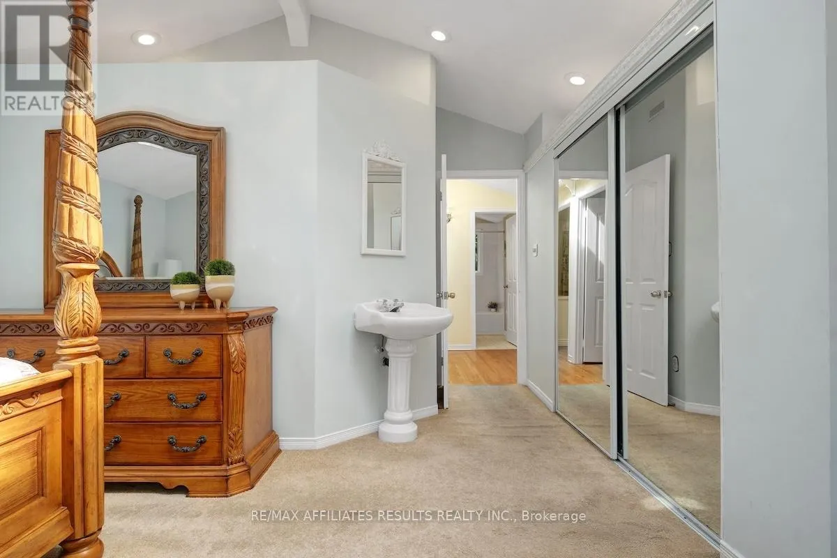 2 WEDGEWOOD CRESCENT