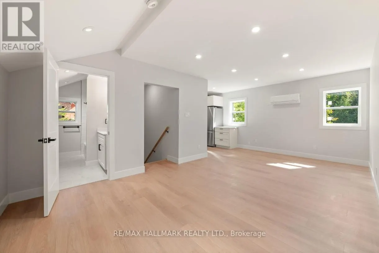 UPPER UNIT - 124 COLBORNE STREET