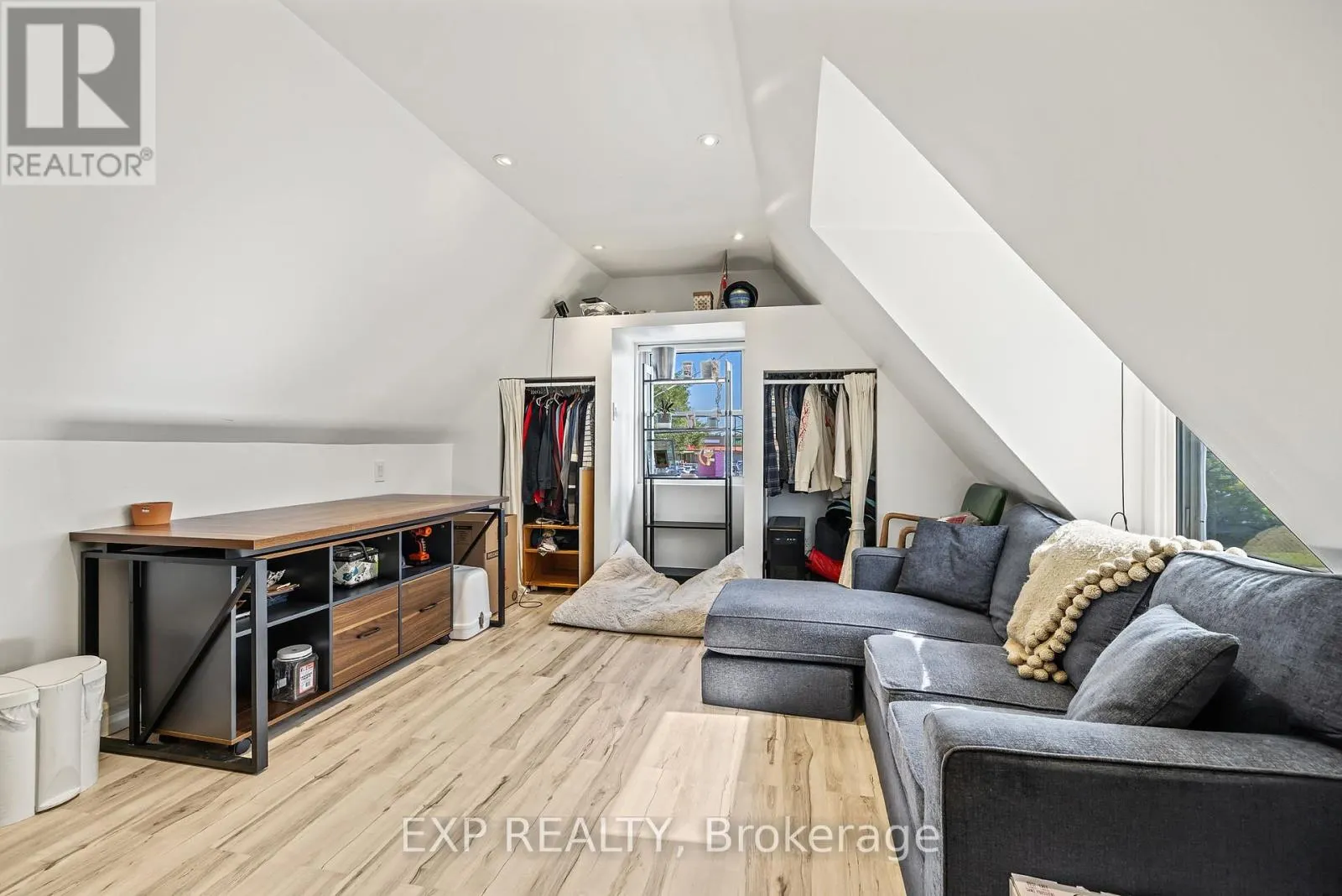 237 VICTORIA ROAD S