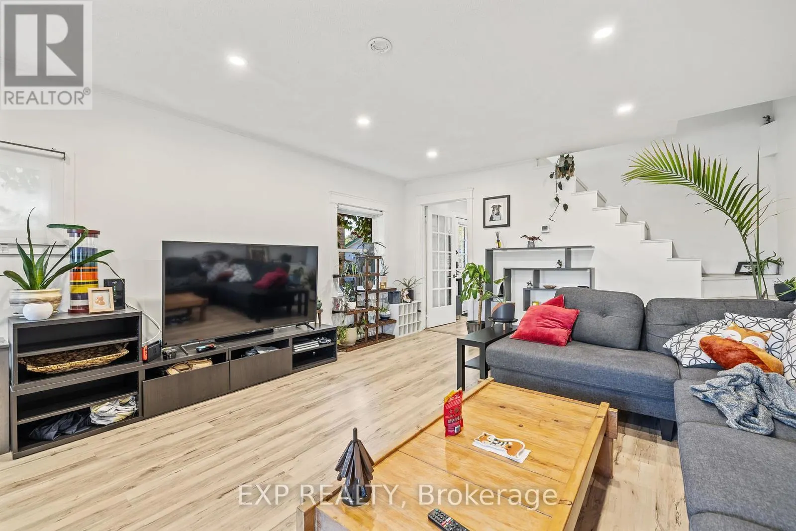 237 VICTORIA ROAD S