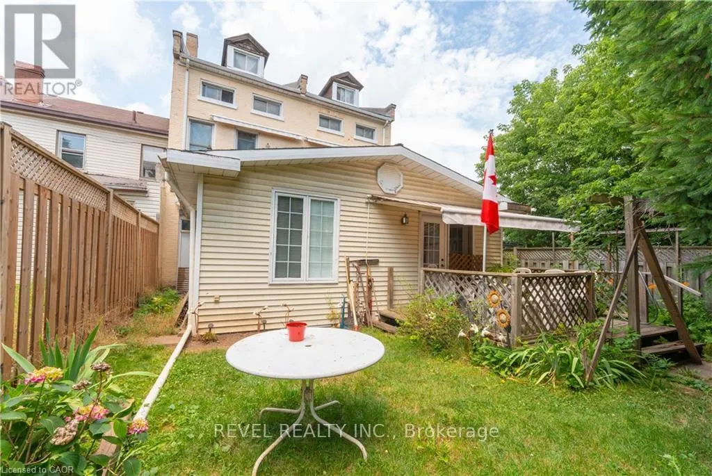 168 MACNAB STREET N