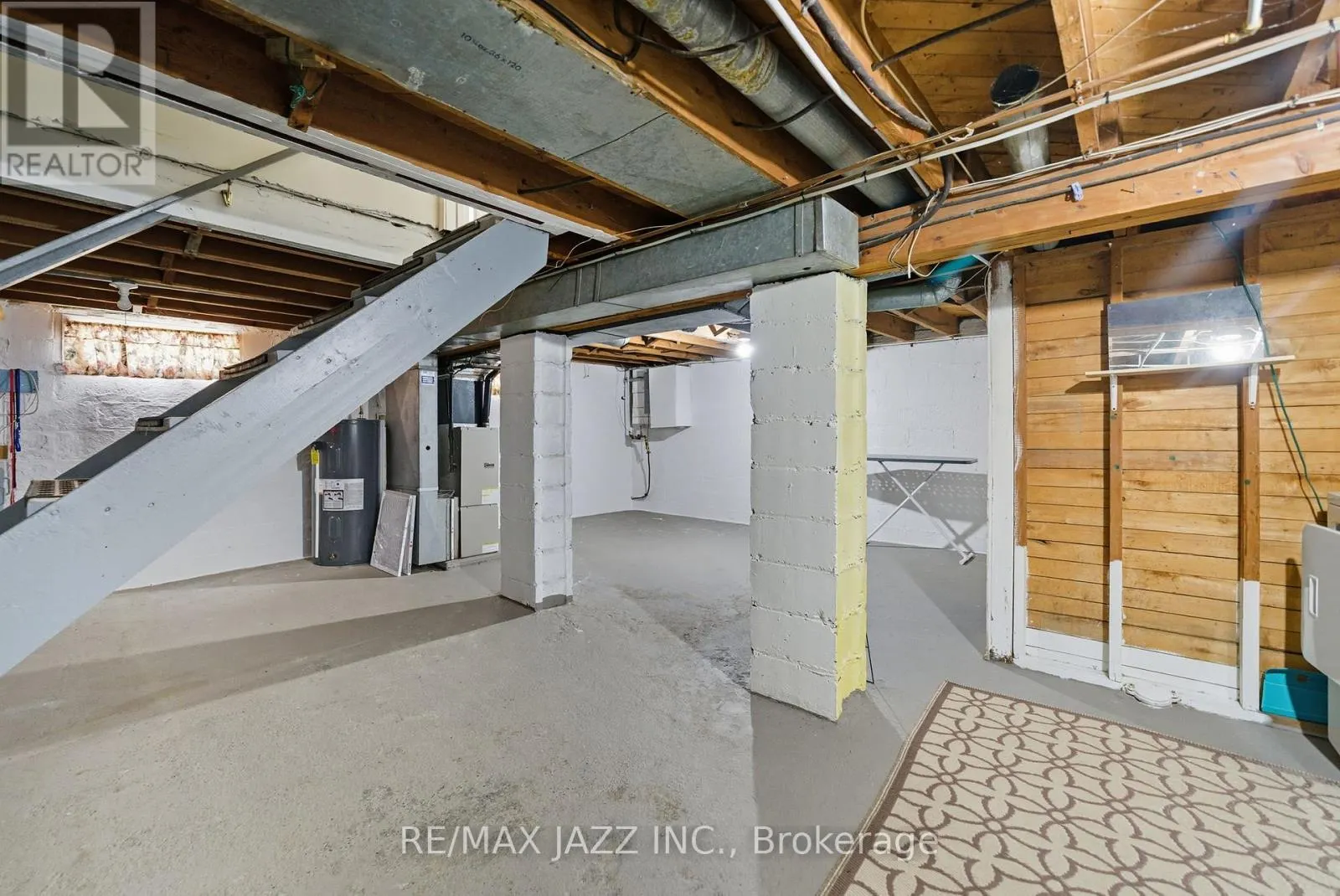 45 KENT STREET E