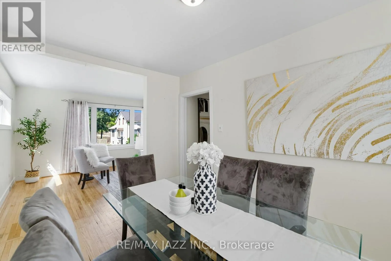 45 KENT STREET E