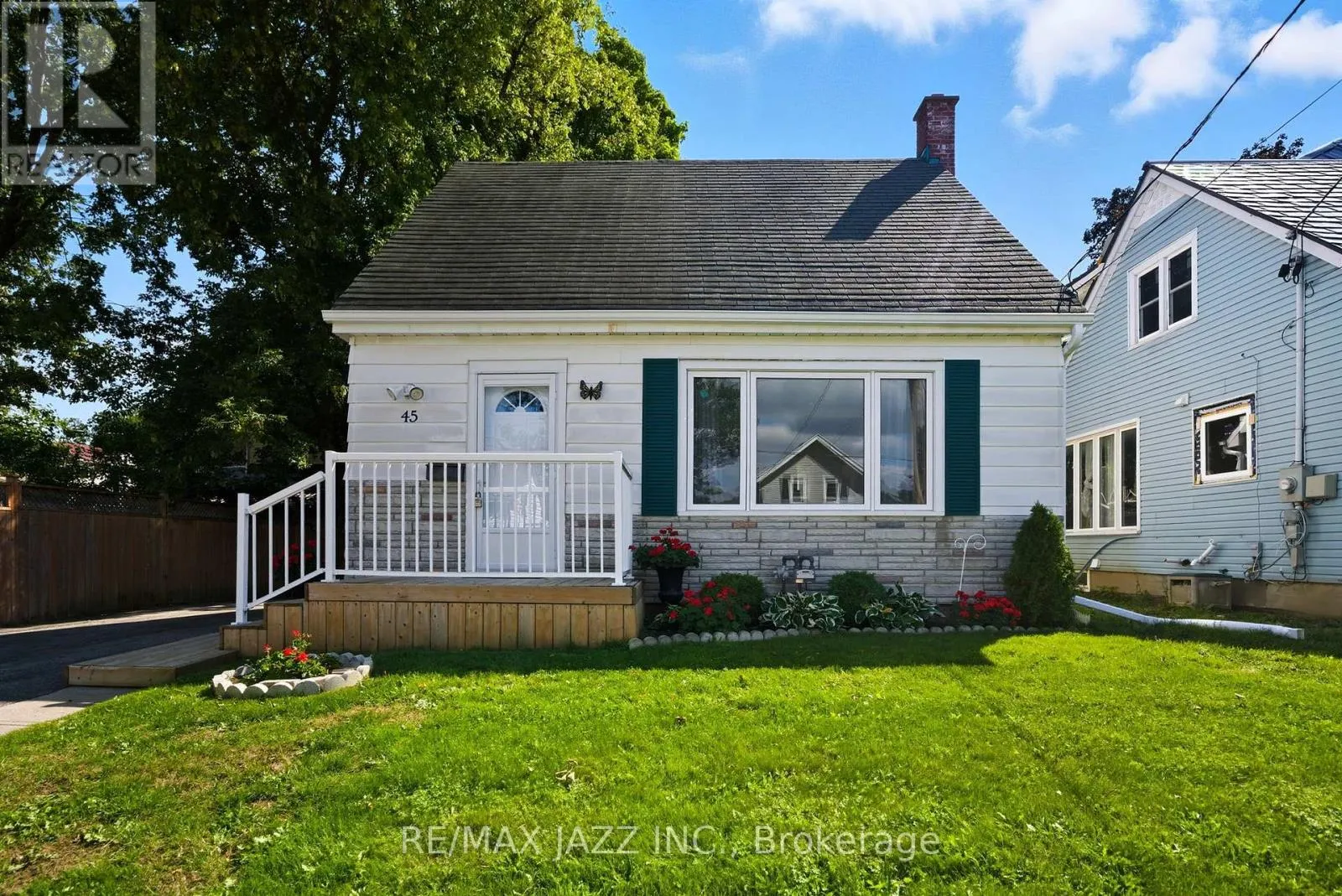 45 KENT STREET E