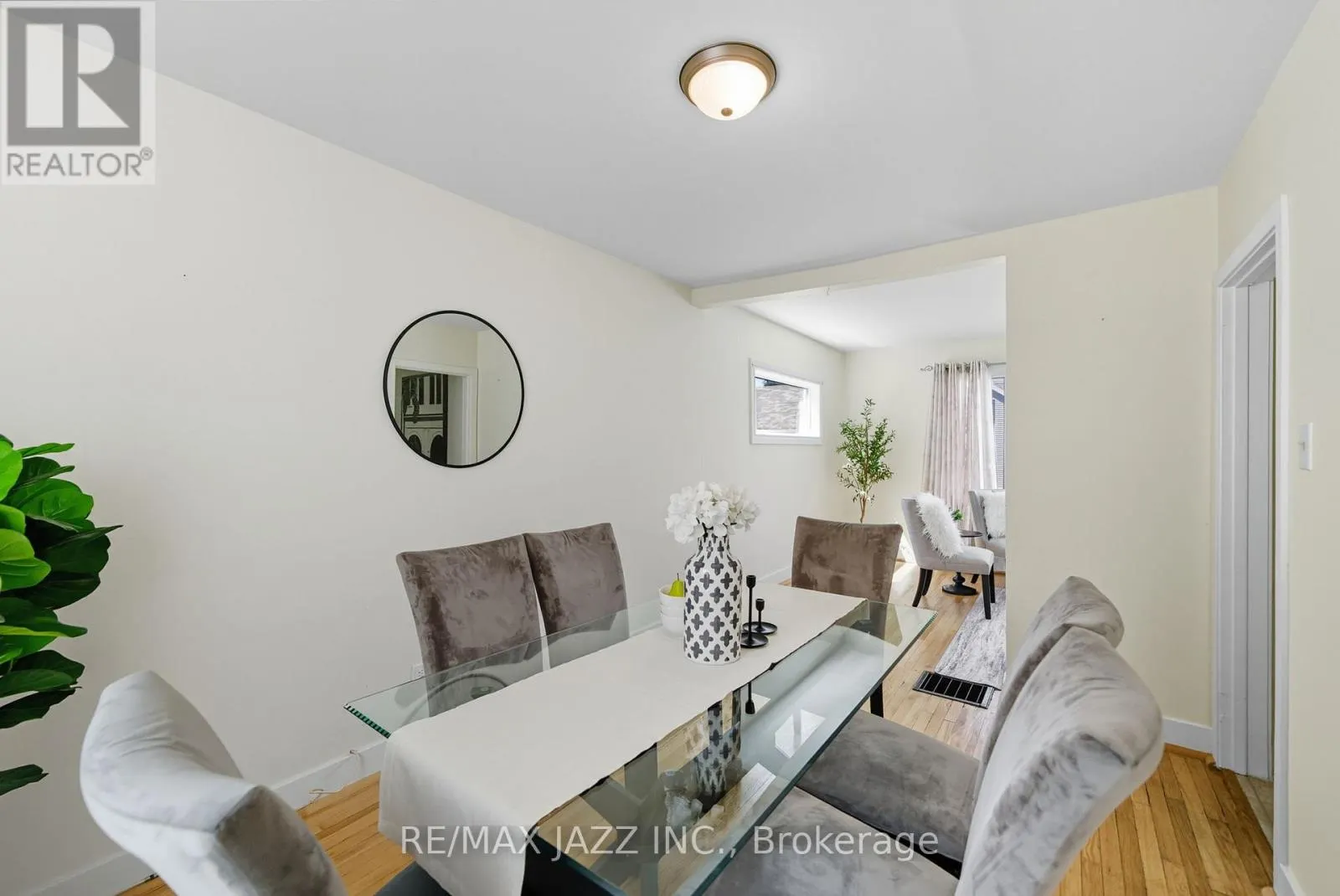 45 KENT STREET E