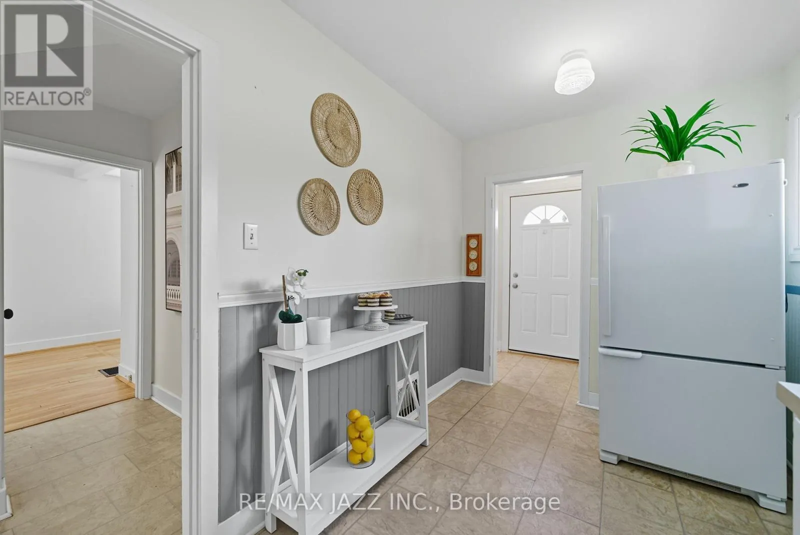 45 KENT STREET E