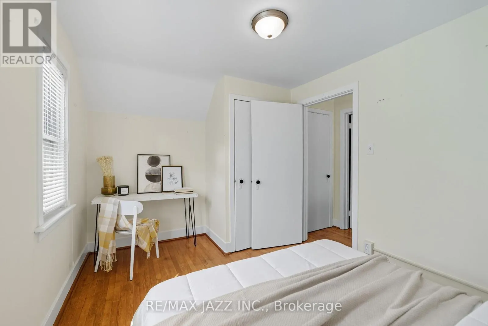 45 KENT STREET E