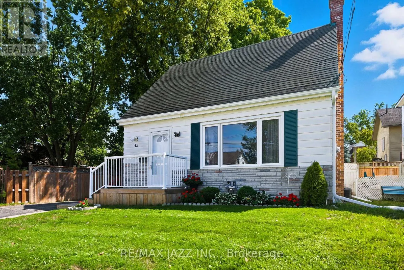 45 KENT STREET E