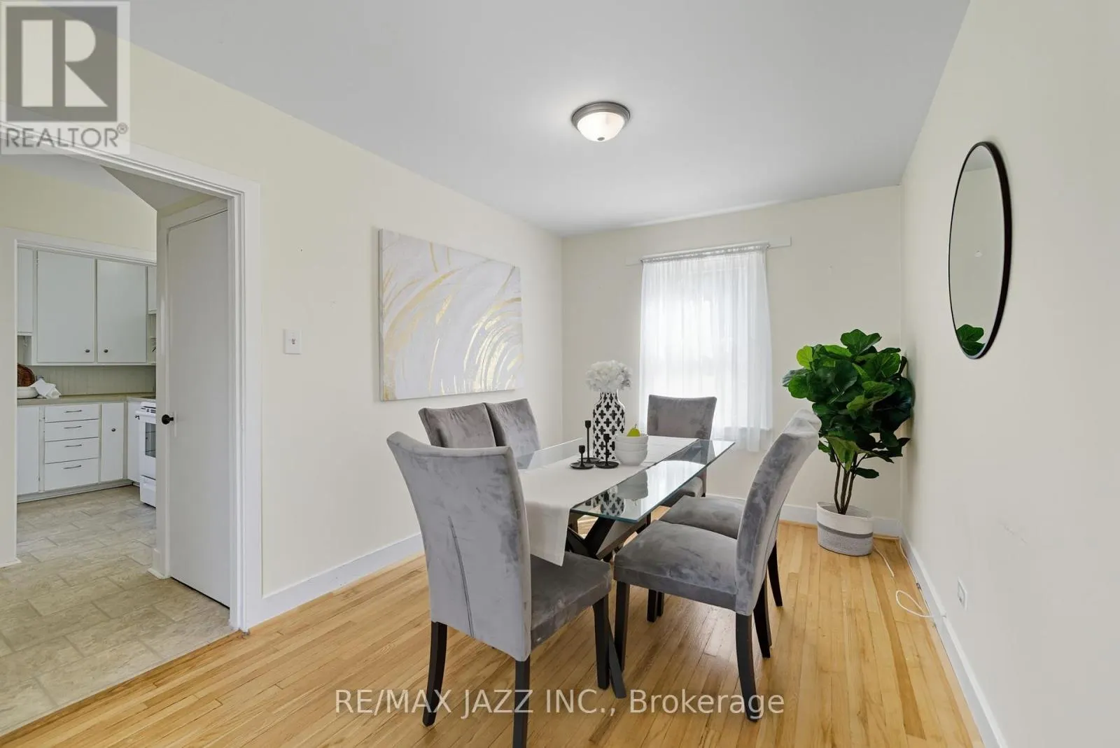45 KENT STREET E