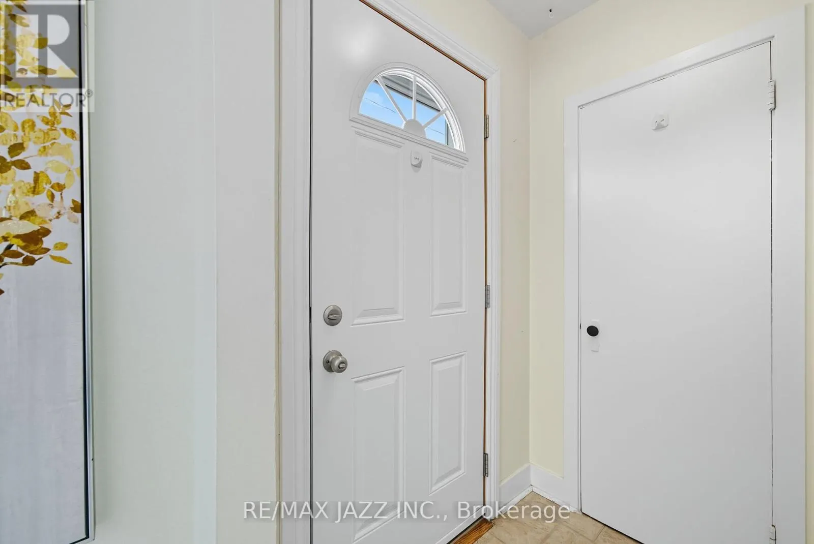 45 KENT STREET E