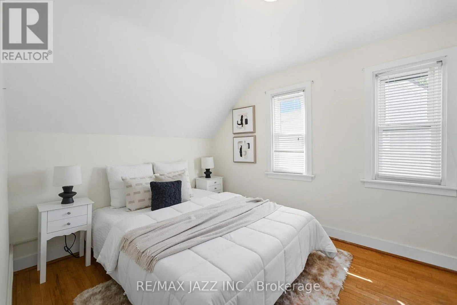 45 KENT STREET E