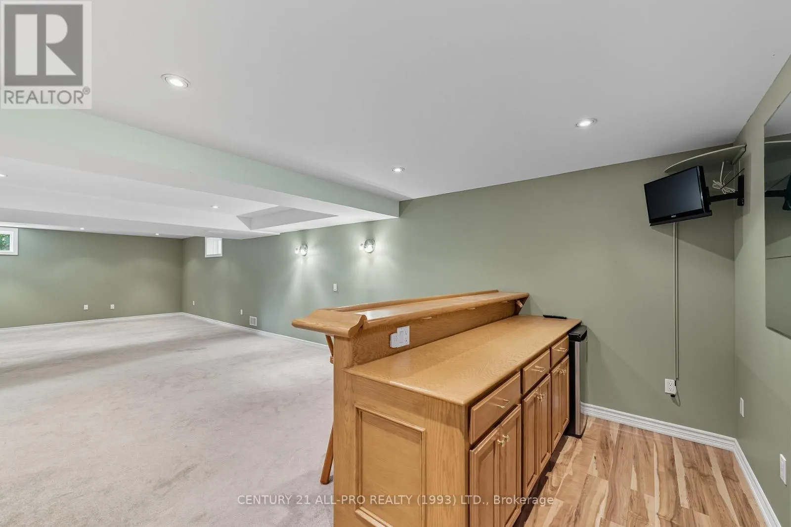 10 ELLIS CRESCENT