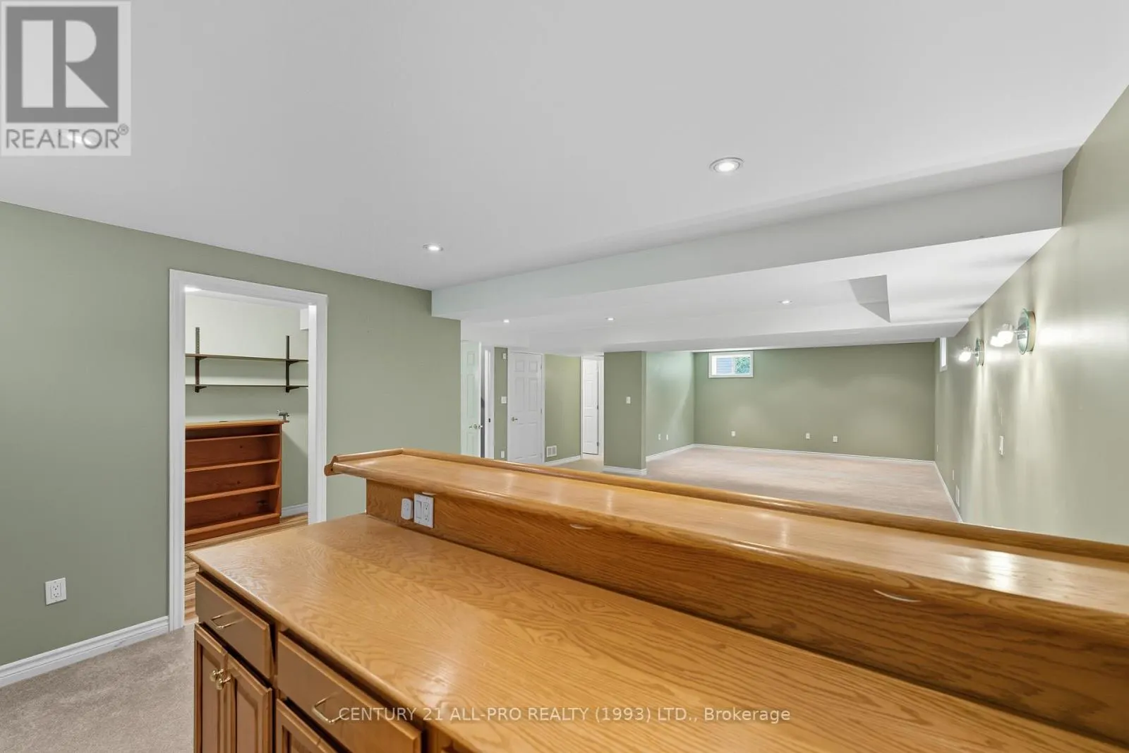 10 ELLIS CRESCENT