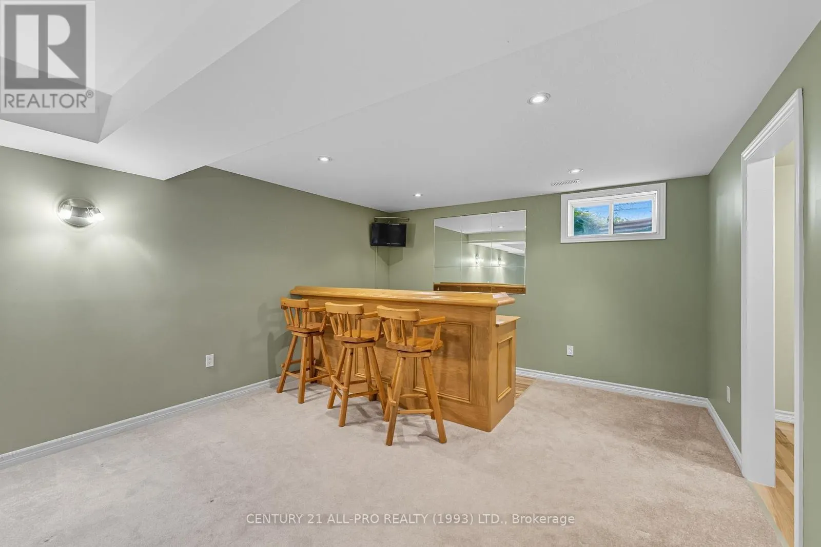 10 ELLIS CRESCENT