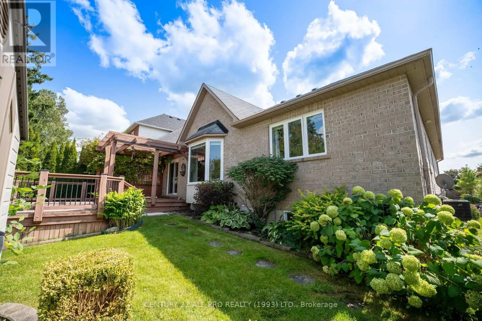 10 ELLIS CRESCENT
