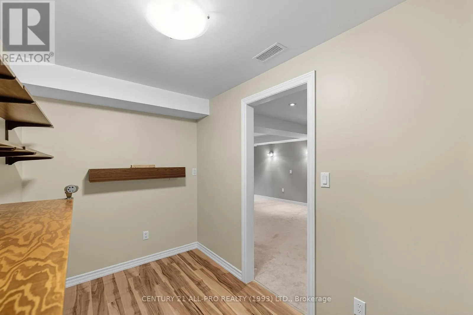 10 ELLIS CRESCENT