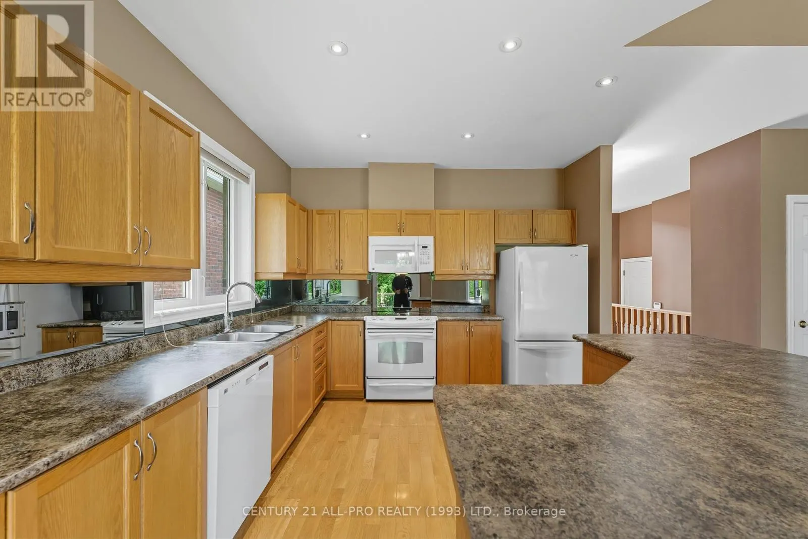 10 ELLIS CRESCENT