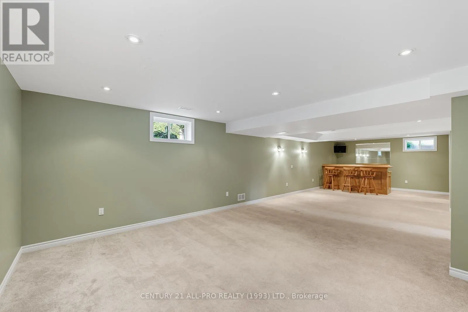 10 ELLIS CRESCENT
