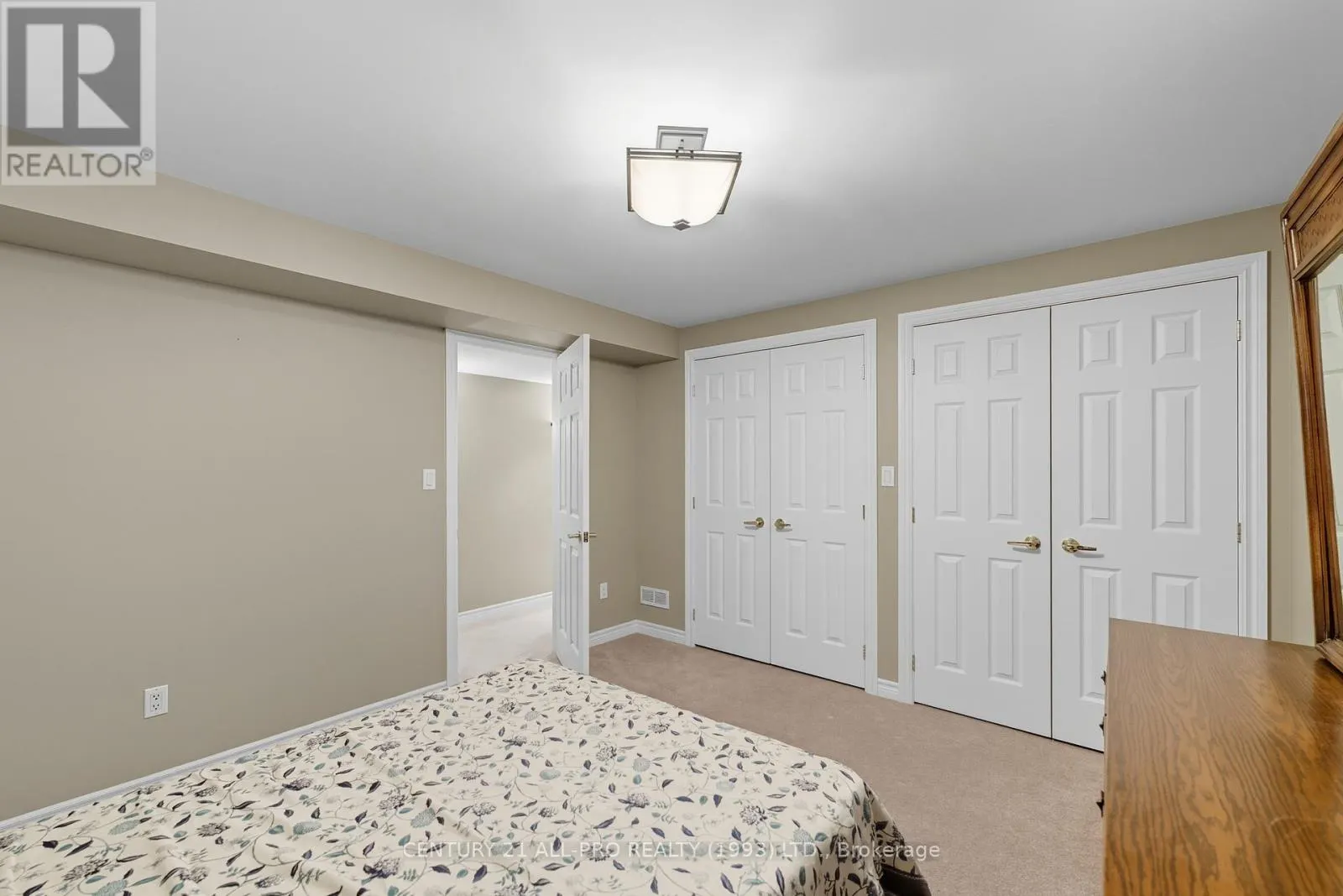 10 ELLIS CRESCENT