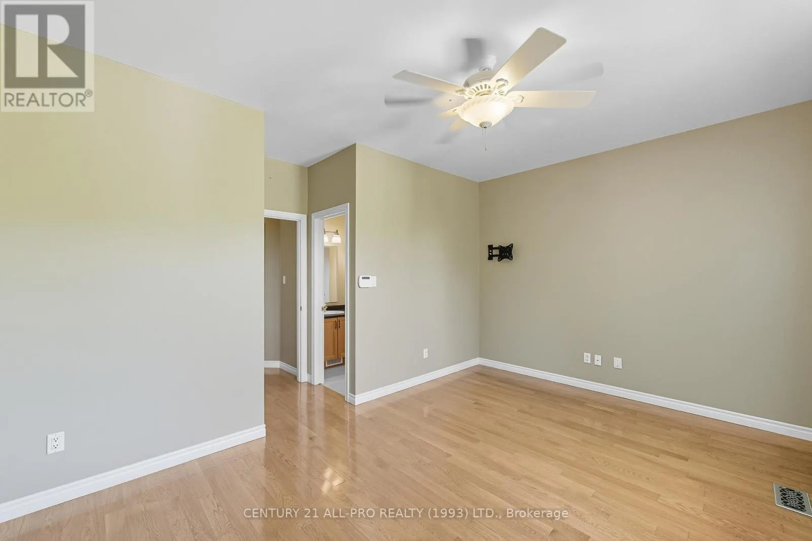10 ELLIS CRESCENT