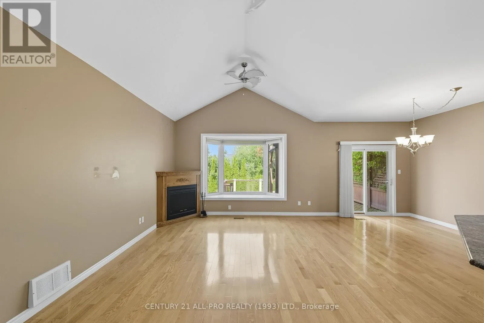 10 ELLIS CRESCENT