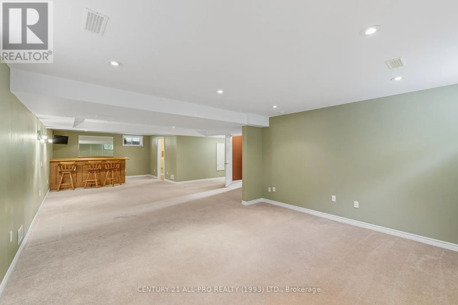10 ELLIS CRESCENT