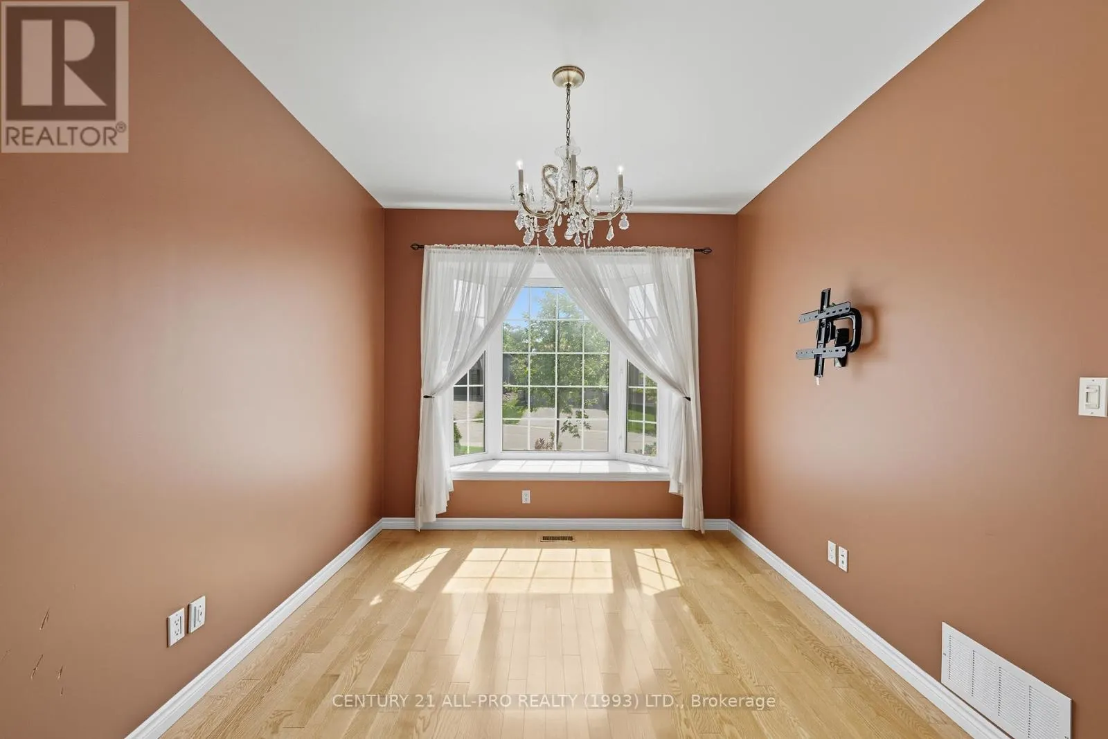 10 ELLIS CRESCENT